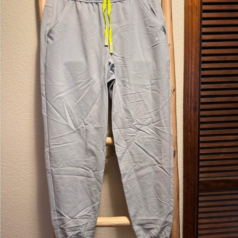 Figs Gray Sweatpants with Elastic Waistband and Tapered Ankles
